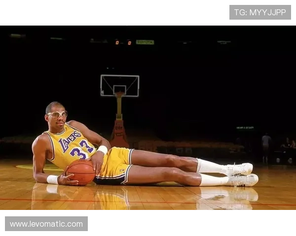 张伯伦场均得分创新高 战术单打主导篮下攻防转换